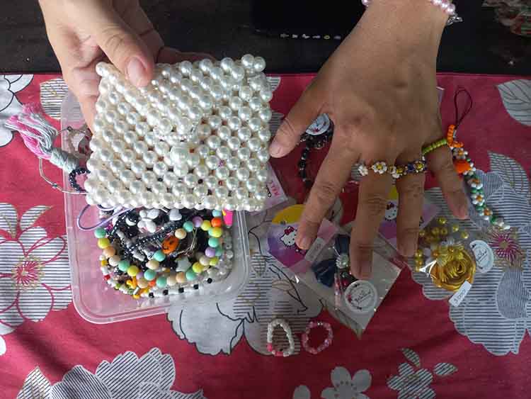 TAS MANIK: Dwi Rizki, warga Kelurahan Sukabumi, Kecamatan Mayangan, Kota Probolinggo, ketika membuat tas dari manik-manik.
