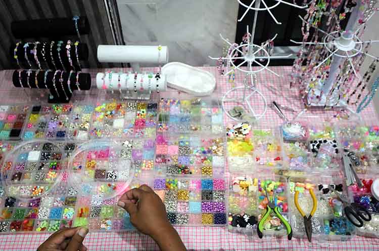 MEJA KERJA: Meja kerja Kinanti Wulan Ramadhani, meronce penuh dengan manik-manik dan peralatan meronce.