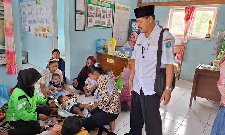 PANTAU LANGSUNG: Kepala Desa Negororejo Ngasto memantau langsung kegiatan Posyandu Desa. Tumbuh kembang balita juga menjadi perhatian pemerintah desa.