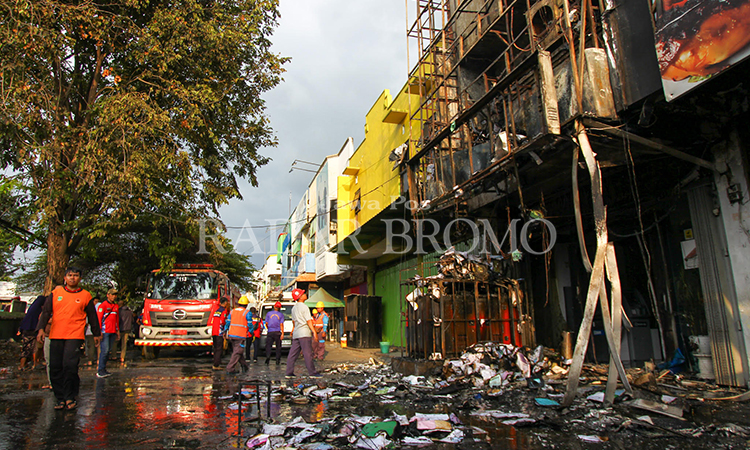 HANGUS: Kondisi bagian depan BRI Kantor Cabang Pembantu (KCP) Bangil di Plaza Bangil, setelah terbakar, Minggu (2/6). Hari ini nasabah tetap bisa melakukan transaksi.