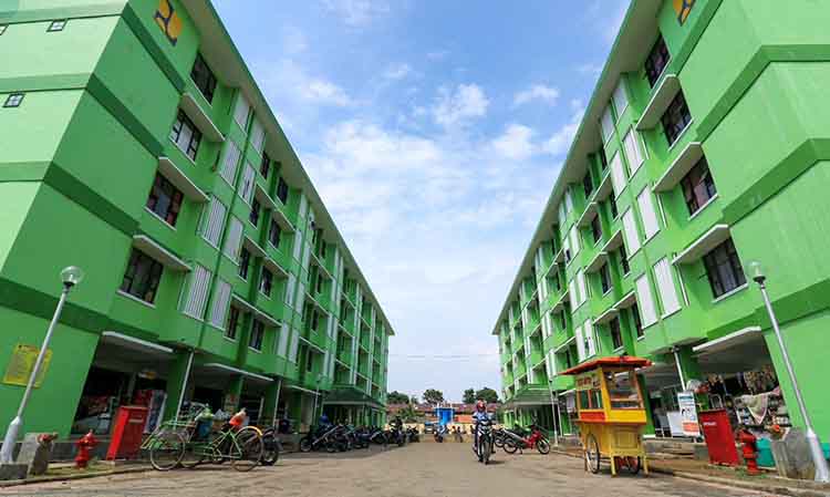 BANYAK PEMINAT: Sejumlah warga beraktivitas di depan Rusunawa Petahunan, Kota Pasuruan. (Mokhamad Zubaidillah/ Radar Bromo)