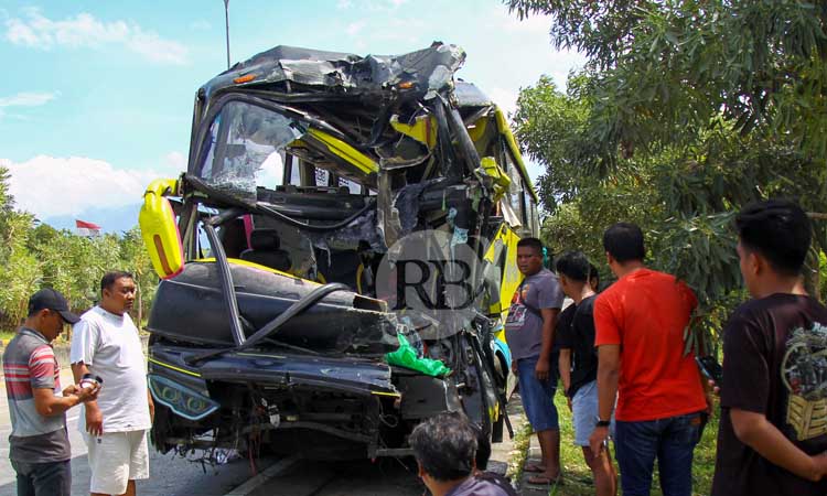 RINGSEK PARAH: Kondisi Bus Pariwisata Jaya Abadi saat diamankan di gerbang Exit Tol Purwodadi. (Mokhamad Zubaidillah/ Radar Bromo)