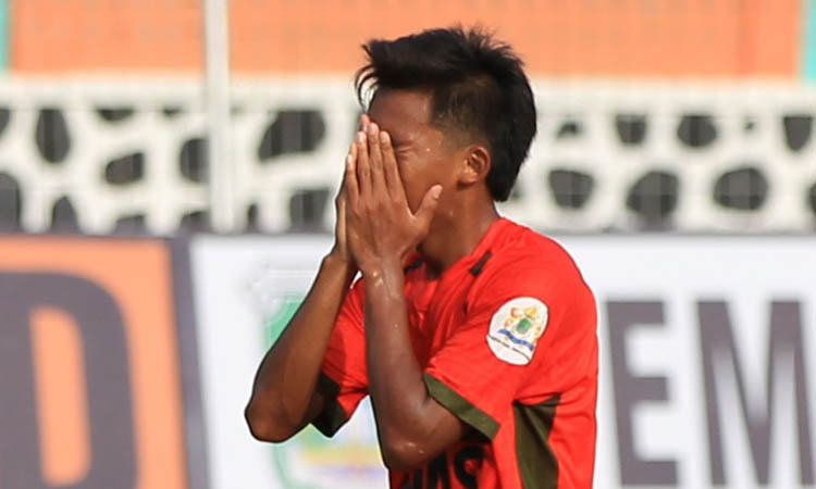 SEDIH: Ekspresi sedih Manzila, pemain Persekabpas usai gagal mencetak gol. Kekalahan 1-0 dari Persikas Subang menggagalkan Persekabpas untuk masuk Liga 2.