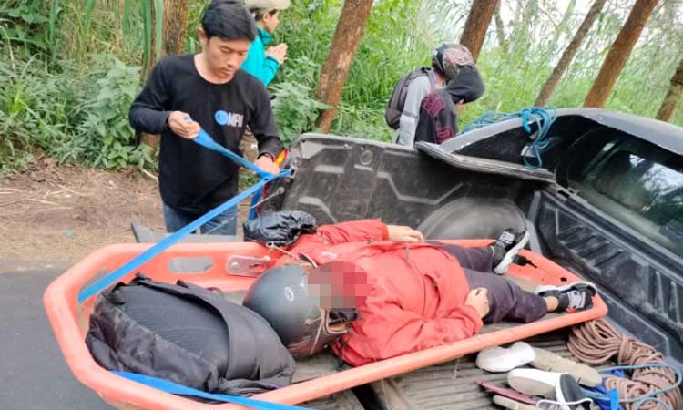 Kondisi salah satu korban saat dievakuasi petugas.