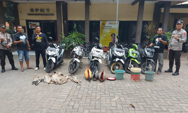 DISITA: Petugas menunjukkan ayam dan motor milik pelaku judi sabung ayam.