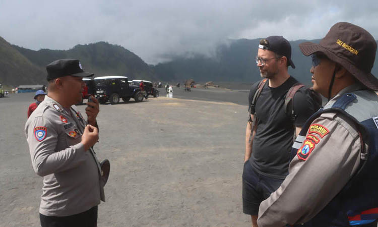 BERI PEMAHAMAN: Personel Polres Probolinggo saat edukasi wisatawan di Gunung Bromo.