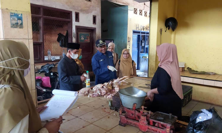 RICEK: Pengecekan produk hewan oleh petugas Dinas Pertanian dan MUI Kecamatan Kraksan di Pasar Semampir beberapa waktu lalu.