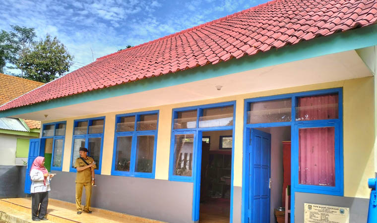 LEBIH NYAMAN: Pj. Kepala Desa Boto Matraji berbincang dengan Guru PAUD Tunas Harapan. Gedung sekolah sudah selesai direhab beberapa bulan lalu.