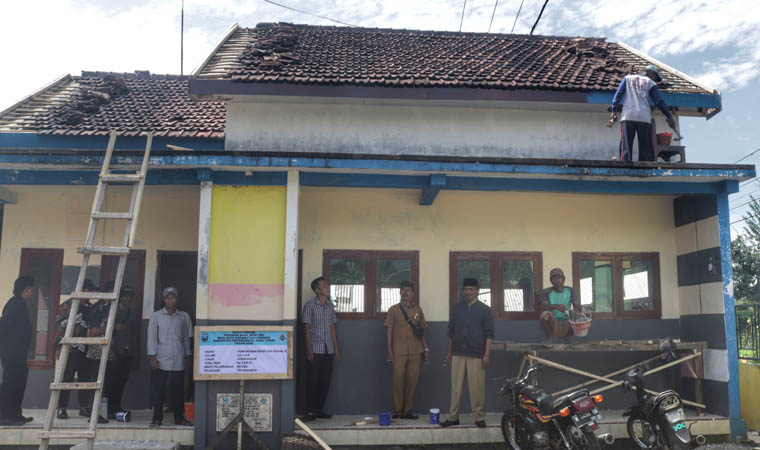 DIREHAB: Pj. Kepala Desa Boto Matraji (pakai baju keki) bersama perangkat desa meninjau rehab gedung TK Tunas Bangsa.