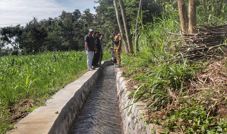 LANCAR: Pj. Kepala Desa Boto Matraji (pakai baju keki) bersama perangkat desa mengecek saluran irigasi yang selesai dibangun di RT 9/RW 3, Dusun Krajan.
