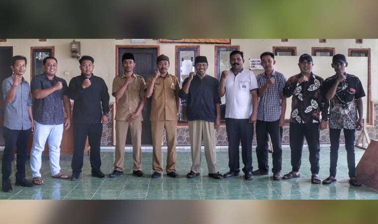 KOMPAK: Pj. Kepala Desa Boto Matraji (lima dari kiri) berfoto bersama perangkat desa.