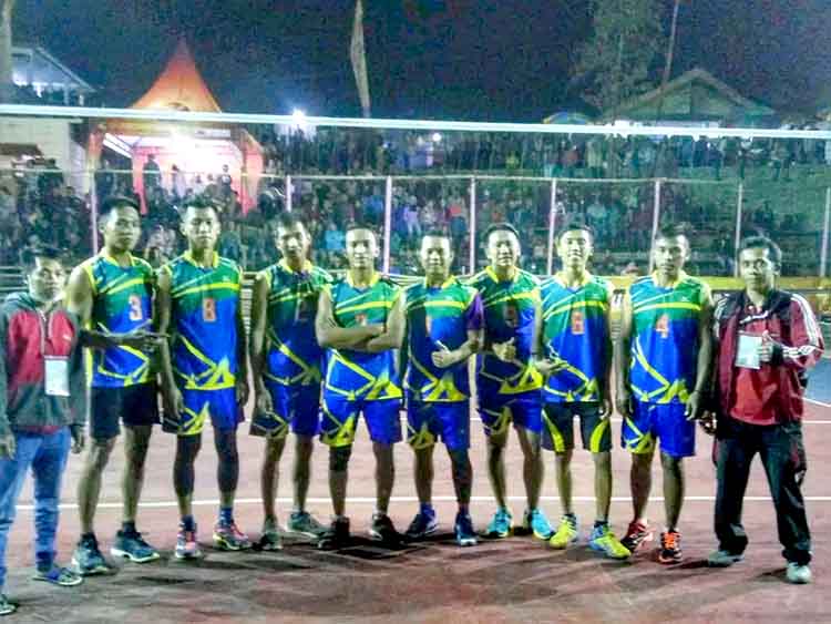 BERTANDING: Tim Voli Desa Lambangkuning sedang bertanding. Pemerintah desa mendukung penuh kegiatan voli remaja dan pemuda desa.