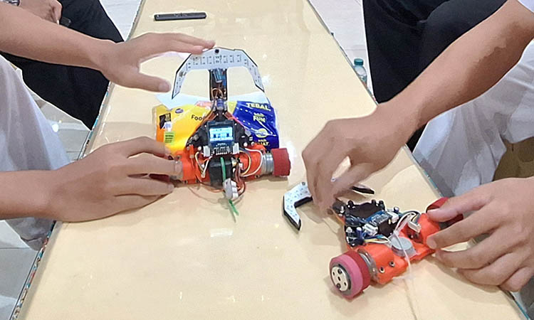 Robot line follower buatan M. Syifaul Qolbu dan M. Nasirudin, seniornya di MAN 1 Pasuruan.