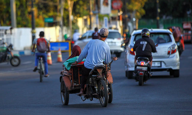 SASARAN OPERASI: Abang betor saat beroperasi di wilayah Alun-alun Kota Pasuruan. Kawasan setempat, menjadi area yang dilarang betor beroperasi.