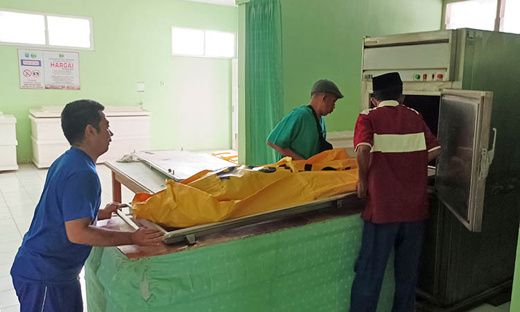 DIVISUM: Jenazah korban Nur Halima, 65, saat di kamar mayat RSUD Waluyo Jati Kraksaan, Kabupaten Probolinggo.