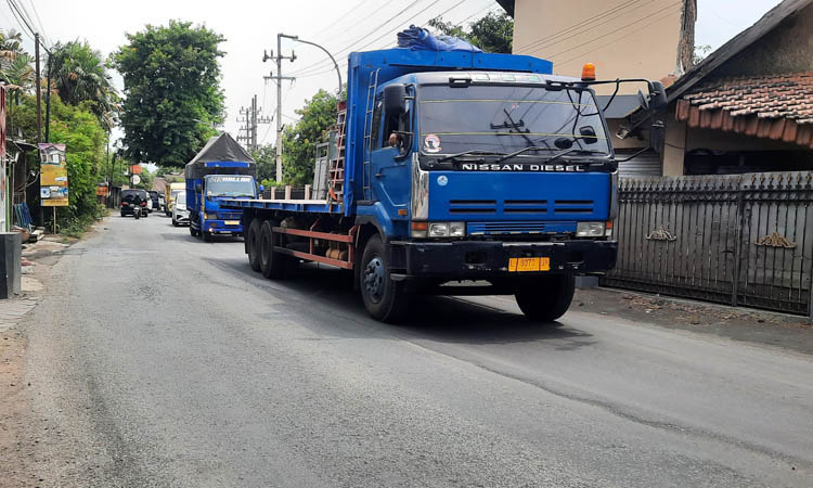 BAKAL DIBENAHI: Kendaraan yang melintas di Jalan Gatot Subroto. Jalan nasional ini direncanakan diperbaiki Balai Besar Pelaksanaan Jalan Nasional (BBPJN) VIII Jatim Bali.