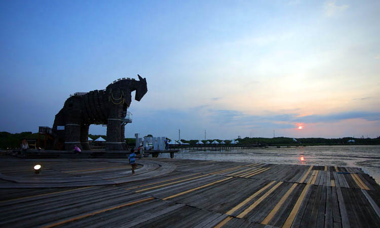 DIKELOLA PIHAK KETIGA: View di BJBR saat senja. Lahan yang digunakan untuk tempat wisata di Kota Probolinggo ini ternyata dinilai BPK, bisa dimasukkan ke retribusi.