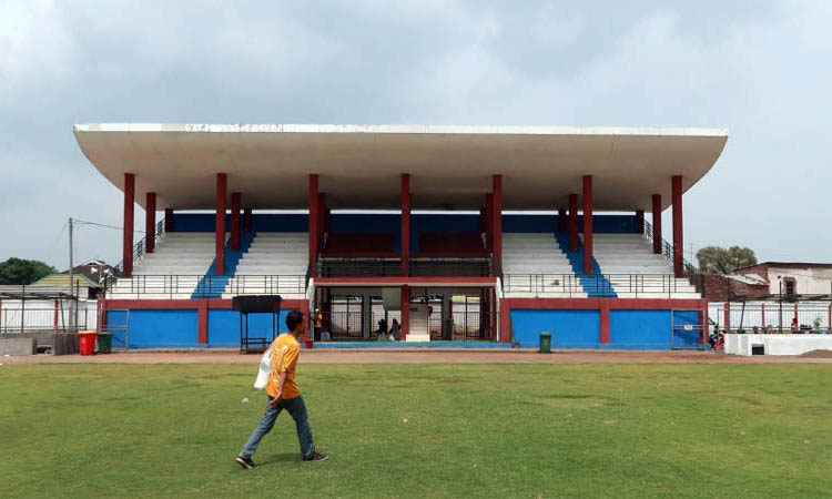 JADI SUMBER PEMASUKAN: Stadion Untung Suropati yang menjadi aset Pemkot Pasuruan. Siapapun yang menggunakan stadion ini, wajib membayar retribusi.