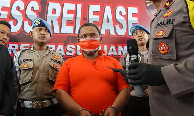 MENINGGAL: Khoiri alias Satir, saat dihadirkan dalam press release di Mapolres Pasuruan atas kasus yang melilitnya tahun 2023 lalu. Kasusnya akhirnya dinyatakan gugur, setelah ia men