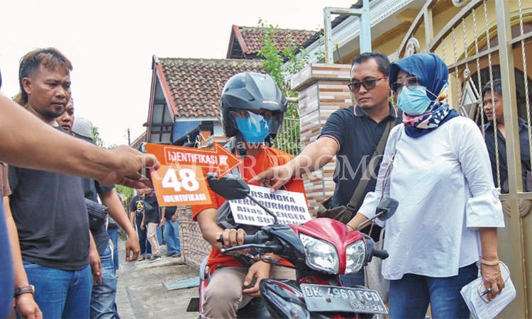 REKONSTRUKSI: Heru Purnomo alias Klenger, 34, saat rekonstruksi pembunuhan yang dilakukannya pada tetangganya, Endang Sukowati, 50, di rumah korban di Desa Randupitu, Kecamatan Gempol, Kabupaten Pasur