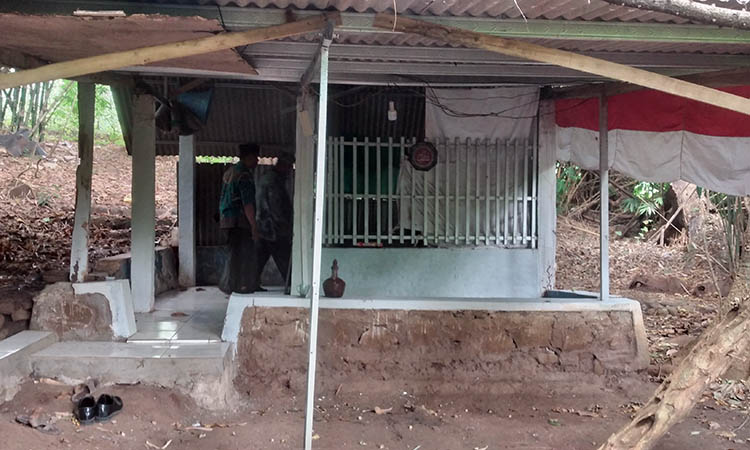 TAMPAK LUAR: Kondisi makam Mbah Raden tampak dari luar. Makam tersebut, terpelihara hingga sekarang.