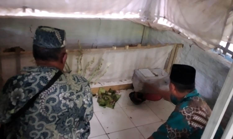 BERDOA: Bahakudin dan Nur Salim saat berdoa di makam Mbah Raden.