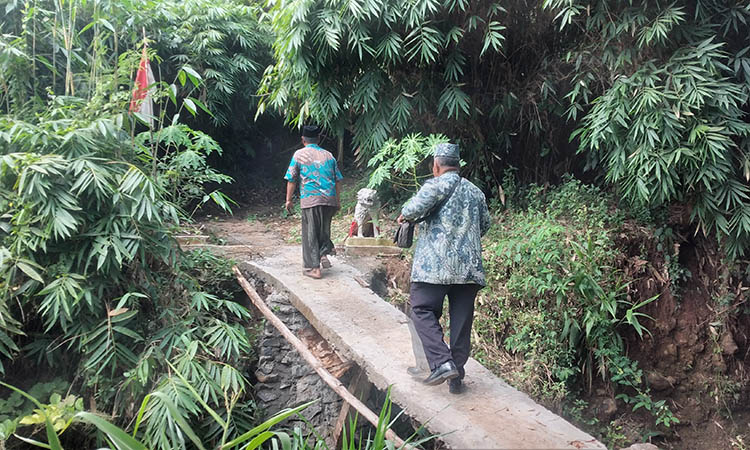 JALAN MENANTANG: Akses menuju makam Mbah Raden terbilang menantang. Karena pemotor harus benar-benar mahir untuk melalui medan yang licin.
