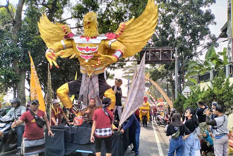 JADI HIBURAN: Salah satu ogoh-ogoh yang ikut dikirab dalam Sedekah Bumi di Kelurahan/Kecamatan Prigen, Minggu (9/6) pagi.