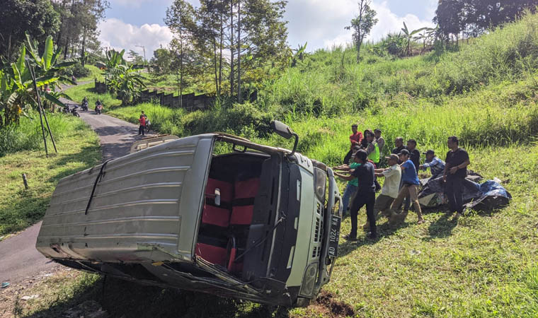 DITARIK: Evakuasi minibus yang terguling di Jurang Ampel, Dusun Sumberejo, Desa Lumbangrejo, Kecamatan Prigen, Senin (10/6) pagi.