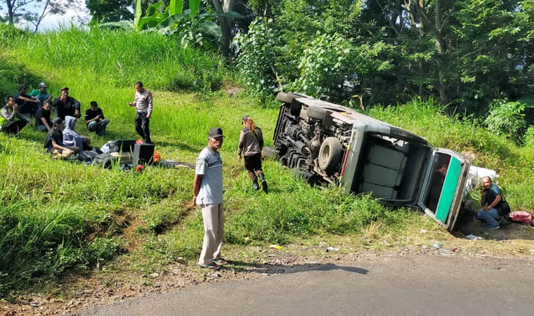 Dalam insiden Elf terguling ada dua penumpang yang terluka.