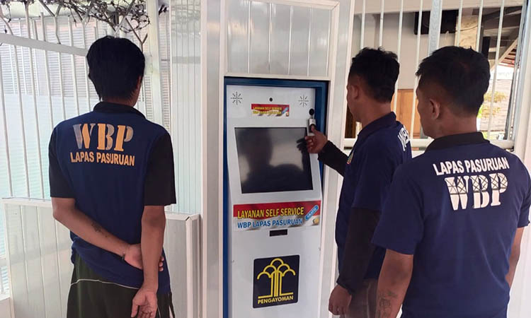 ABSEN: Warga Binaan Lapas IIB Pasuruan saat melakukan absensi dengan finger print.