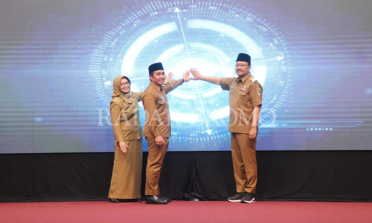 DILUNCURKAN: Launching Lentera Bumi dilakukan oleh (kanan-kiri) Wali Kota Pasuruan Drs. H. Saifullah Yusuf - Wakil Wali Kota Pasuruan H. Adi Wibowo, S.TP. M.Si - Kepala Dispendukcapil Kota Pasuruan H.