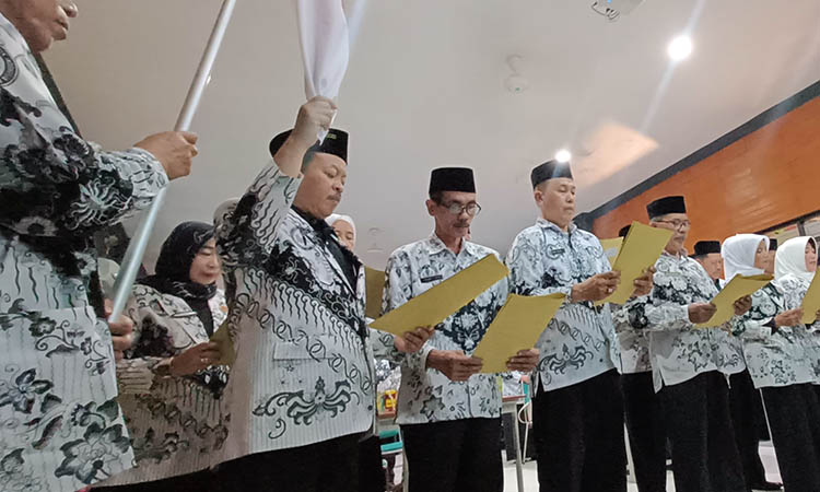 DILANTIK: Suasana pelantikan pengurus PGRI Kabupaten Pasuruan masa bakti XXII lanjutan Tahun 2024-2025 di aula SMA Negeri Purwosari, Senin (10/6) malam.