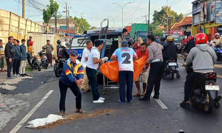 ANGKUT: Jenazah korban, saat diangkut menggunakan ambulans, usai kecelakaan yang menimpanya.