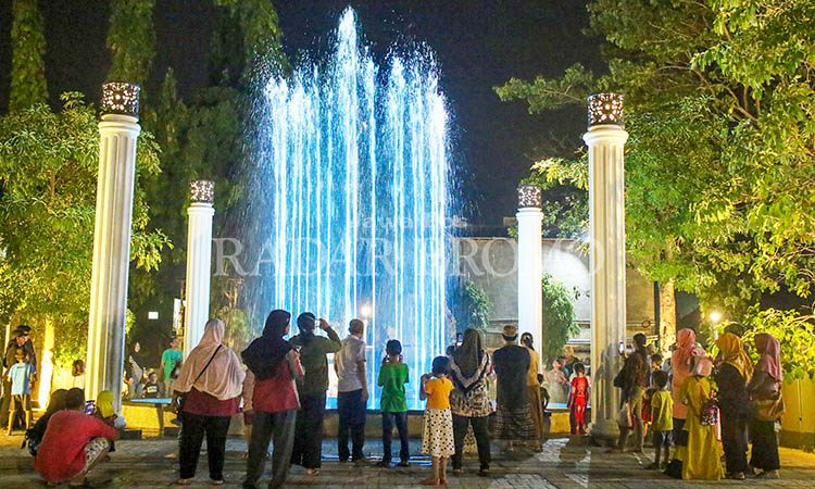 MATI: Air mancur di Taman Kota Kelurahan Pekuncen, Kecamatan Panggungrejo, Kota Pasuruan,mati sejak beberapa pekan terakhir.