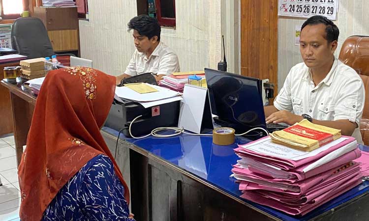 DIPERIKSA: DS, 24, warga Desa Sepuhgembol, Kecamatan Wonomerto, Kabupaten Probolinggo, diperiksa petugas Polres Probolinggo Kota.