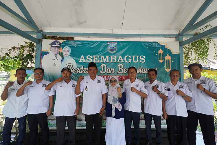 SINERGI: Kepala Desa Asembagus Ali Ibang Fanzuri (berpeci) berfoto bersama para perangkat desanya.