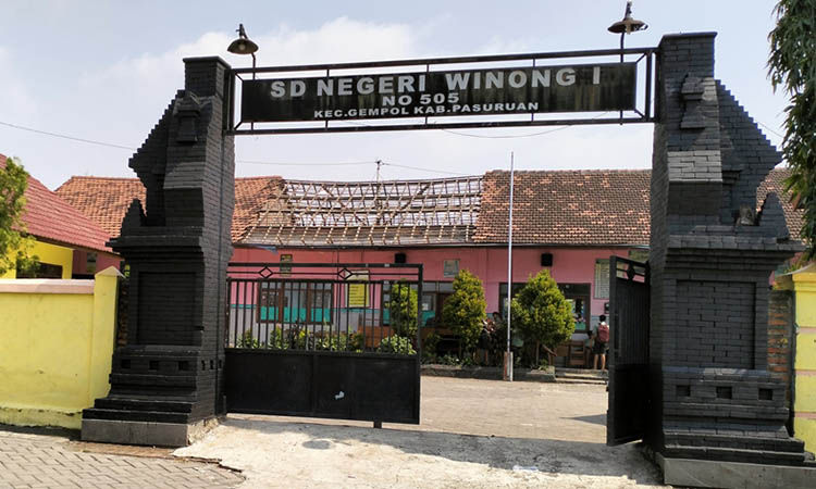 BOLONG: Atap ruang kelas V di SDN Winong I Kecamatan Gempol yang rusak. Gara-gara itu, proses pembelajaran dipindahkan sementara ke perpustakaan.