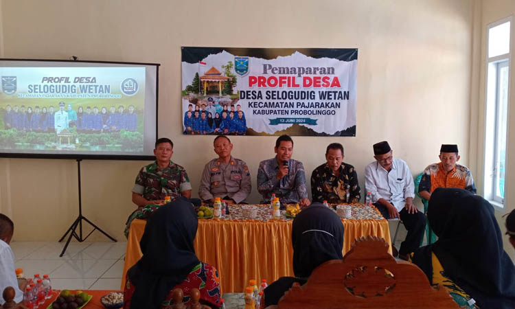 PRESENTASI: Kepala Desa Selogudig Wetan Bagus Budi Prayoga (pegang mikrofon) saat melakukan pemaparan evaluasi realisasi APBDes tahap 1 tahun 2024.