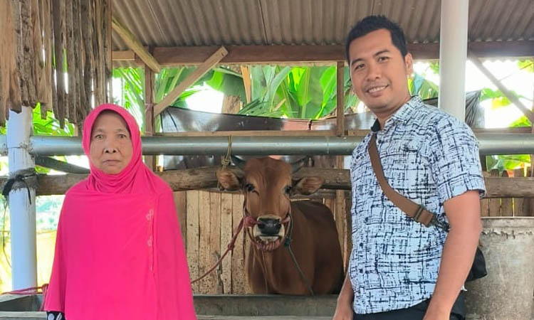 KEBERLANJUTAN: Kepala Desa Selogudig Wetan Bagus Budi Prayoga (kanan) berada di lokasi penerima program keterangan pangan hewaniyang bertujuan dapat m