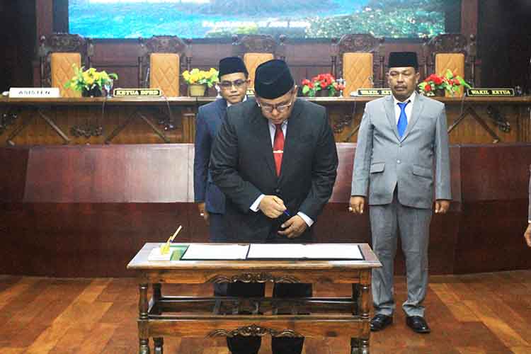 EKSEKUTIF: Asisten Administrasi Umum Setda Kabupaten Probolinggo Tutug Edi Utomo mewakili Plh Bupati Probolinggo Heri Sulistyanto, menandatangani naskah persetujuan bersama.