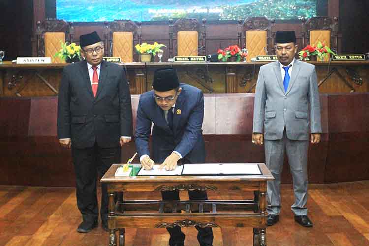 LEGISLATIF: Ketua DPRD Kabupaten Probolinggo Andi Suryanto Wibowo menandatangani naskah persetujuan bersama.
