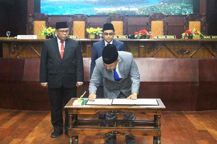 SETUJU: Wakil Ketua DPRD Kabupaten Probolinggo Lukman Hakim menandatangani naskah persetujuan bersama.