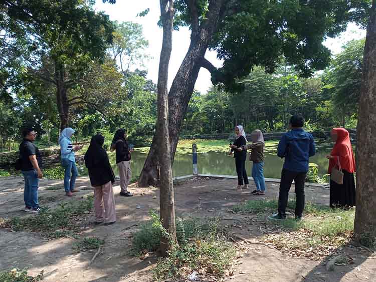 OLAH TKP: Unit PPA Polres Probolinggo Kota bersama korban dan keluarga saat olah TKP di Sumber Mata Air Mutiara, Kelurahan Sumberwetan, Kecamatan Kedopok, Kamis (13/6).