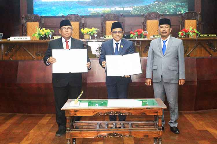 SEIRAMA: Ketua DPRD Kabupaten Probolinggo Andi Suryanto Wibowo dan Asisten Administrasi Umum Setda Kabupaten Probolinggo Tutug Edi Utomo menunjukkan naskah persetujuan bersama yang telah ditandatangan