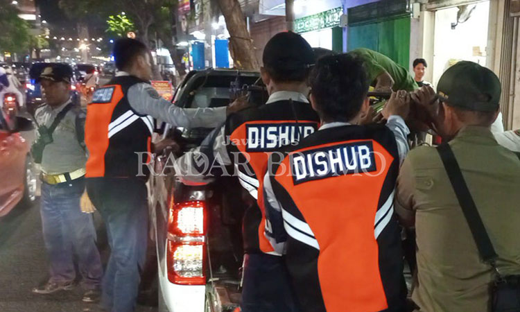 RAZIA: Petugas gabungan saat menggelar razia Jumat (14/6) malam. Dalam operasi tersebut, sejumlah pelanggaran ditindak.