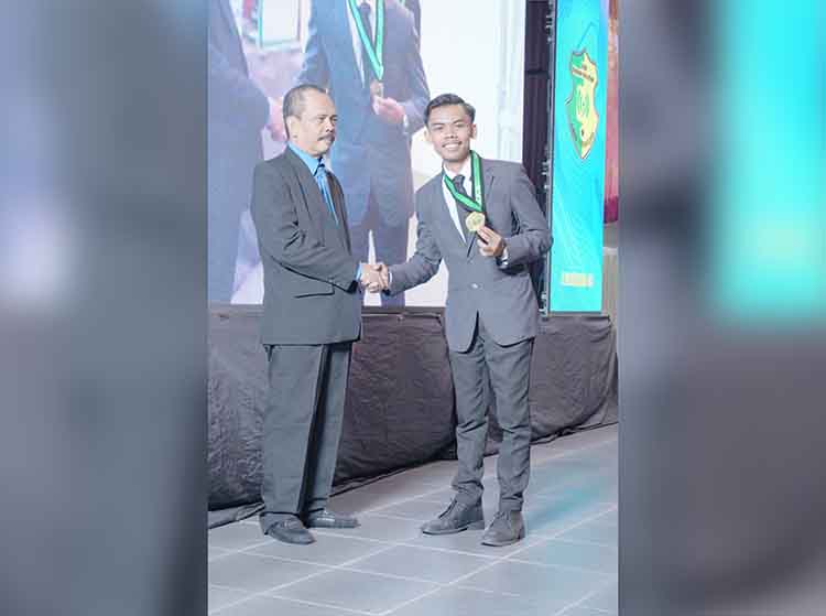 LULUS: Kepala SMKN 1 Kraksaan Drs. Ali Istihadi, M.T. menyalami salah satu peserta purnawiyata.