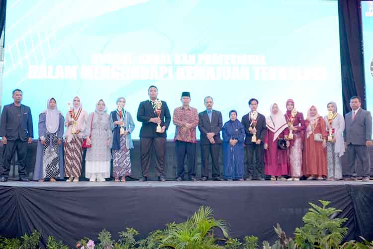 TERBAIK: Siswa berprestasi bidang akademik didampingi orang tua masing-masing berfoto bersama kepala sekolah dan komite sekolah.