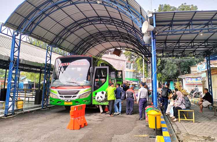 TUNGGU PENUMPANG: Salah satu bus AKDP yang transit di Terminal Tipe A Pandaan, langsung diserbu para penumpang.
