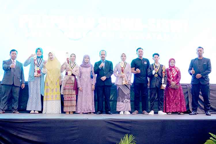 MEMBANGGAKAN: Siswa berprestasi bidang nonakedemik didamping orang tuanya berfoto bersama kepala sekolah dan komite sekolah.